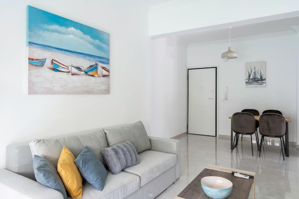 אתונה Alimos Sun-Filled Apartment מראה חיצוני תמונה